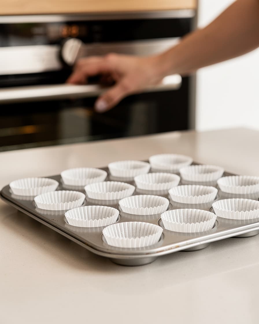 Steg 1: Sätt ugnen på 180°C och ställ muffinsformar i en muffinsplåt.