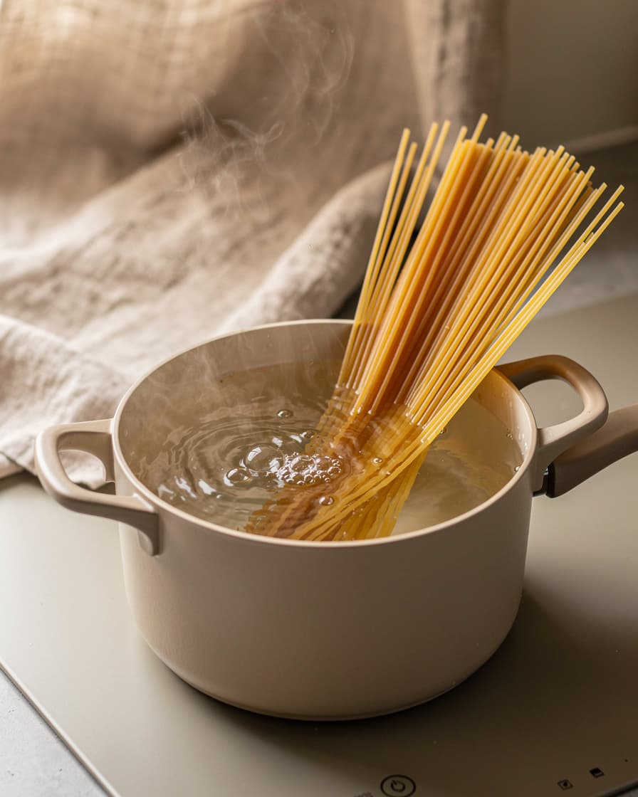 Steg 4: Koka pastan enligt anvisningen på förpackningen medan såsen puttrar färdigt. Smaka av såsen med salt.